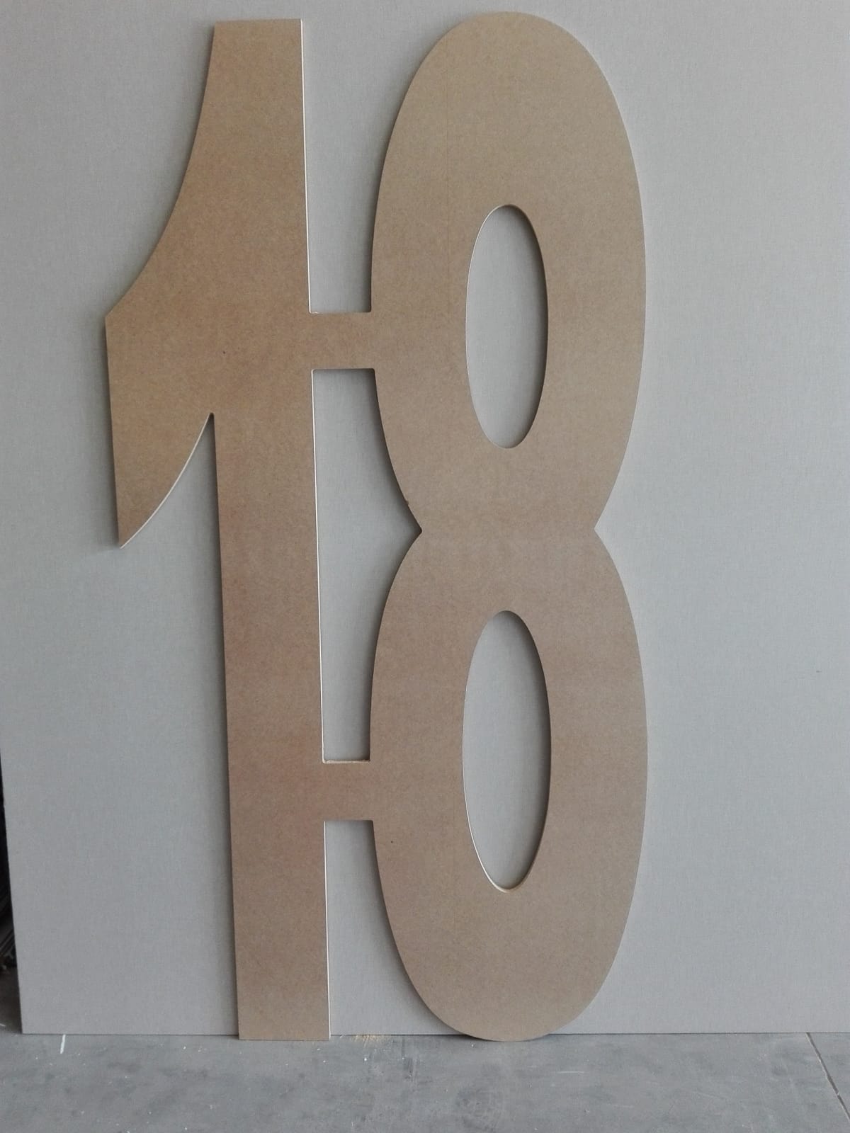 número 18 en madera para fiesta personalizada